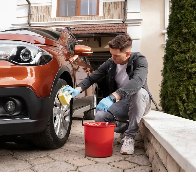 Lavage auto à domicile Moon-sur-Elle : professionnel intervenant sur un véhicule